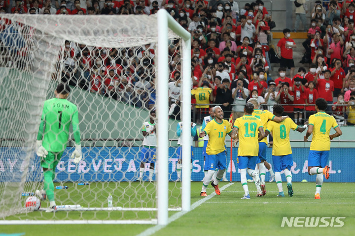 [서울=뉴시스] 백동현 기자 = 2일 오후 서울 마포구 서울월드컵경기장에서 열린 하나은행 초청 친선경기 대한민국과 브라질의 경기, 네이마르가 득점 후 기뻐하고 있다. 2022.06.02. livertrent@newsis.com