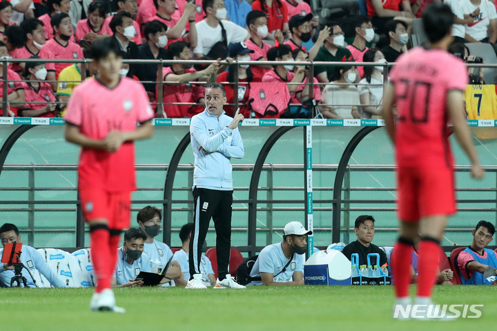 [서울=뉴시스] 백동현 기자 = 2일 오후 서울 마포구 서울월드컵경기장에서 열린 하나은행 초청 친선경기 대한민국과 브라질의 경기, 벤투 감독이 작전지시하고 있다. 2022.06.02. livertrent@newsis.com