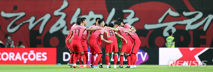 [서울=뉴시스] 백동현 기자 = 2일 오후 서울 마포구 서울월드컵경기장에서 열린 하나은행 초청 친선경기 대한민국과 브라질의 경기, 대한민국 선수들이 경기 전 승리를 다짐하고 있다. 2022.06.02. livertrent@newsis.com