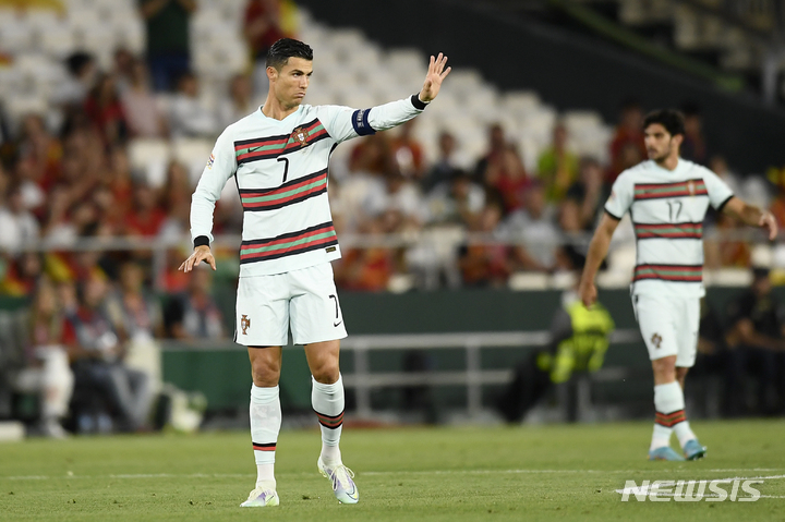 [세비야=AP/뉴시스]포르투갈 대표팀 주장 크리스티아누 호날두(왼쪽). 