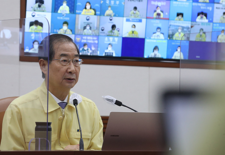 [서울=뉴시스] 김명원 기자 = 한덕수 국무총리가 3일 오전 서울 종로구 정부서울청사에서 열린 코로나19 중앙재난안전대책본부(중대본) 회의를 주재하며 발언하고 있다. 이날 한덕수 총리는 8일부터 "백신 미접종 해외입국자 의무격리 해제", "인천공항 항공 규제 전면 해제" 등을 밝혔다. 2022.06.03. kmx1105@newsis.com