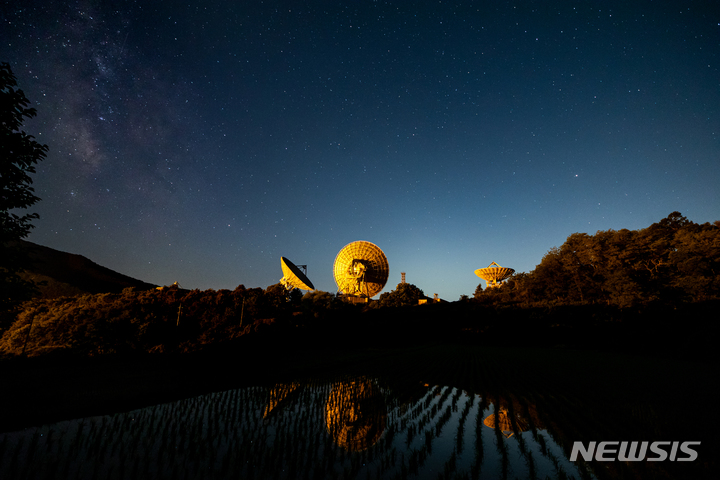 [보은=뉴시스] 정병혁 기자 = 5월 27일 충북 보은군에 위치한 KT SAT 위성센터에 설치된 대형 안테나 위로 떠오르는 은하수. 2022.06.04. jhope@newsis.com