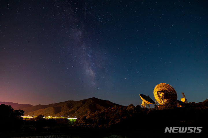 [보은=뉴시스] 정병혁 기자 = 5월 27일 충북 보은군에 위치한 KT SAT 위성센터에 설치된 대형 안테나 위로 떠오르는 은하수. 2022.06.04. jhope@newsis.com