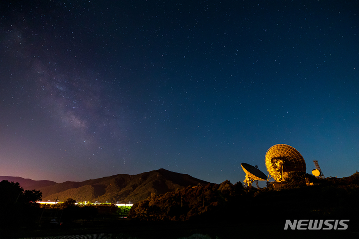 [보은=뉴시스] 정병혁 기자 = 5월 27일 충북 보은군에 위치한 KT SAT 위성센터에 설치된 대형 안테나 위로 떠오르는 은하수. 2022.06.04. jhope@newsis.com