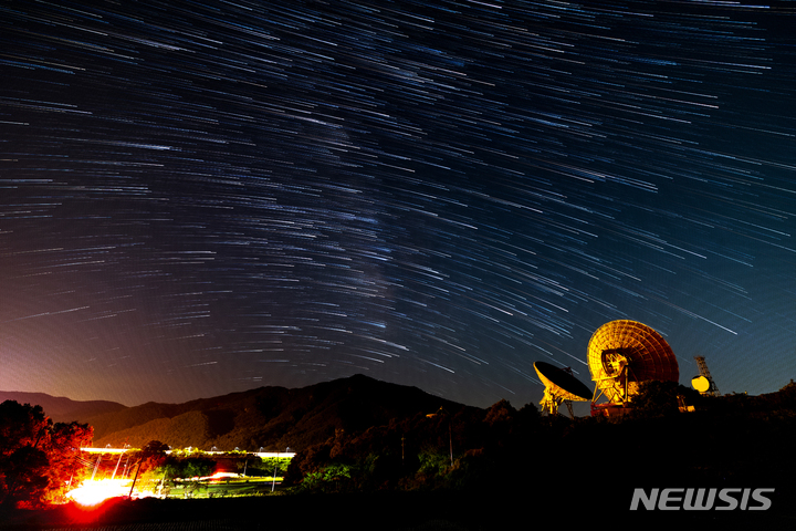 [보은=뉴시스] 정병혁 기자 = 5월 27일 충북 보은군 밤 하늘에 별들이 궤적을 그리며 일주운동을 하고 있다. (렌즈 16mm, F/2.8, 셔터속도 13초, 인터벌 촬영 후 660장 합성) 2022.06.04. jhope@newsis.com