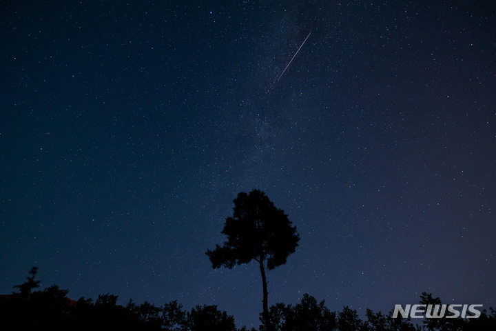 [보은=뉴시스] 정병혁 기자 = 5월 27일 충북 보은군 하늘 위로 떨어지는 별똥별. 2022.06.04. jhope@newsis.com