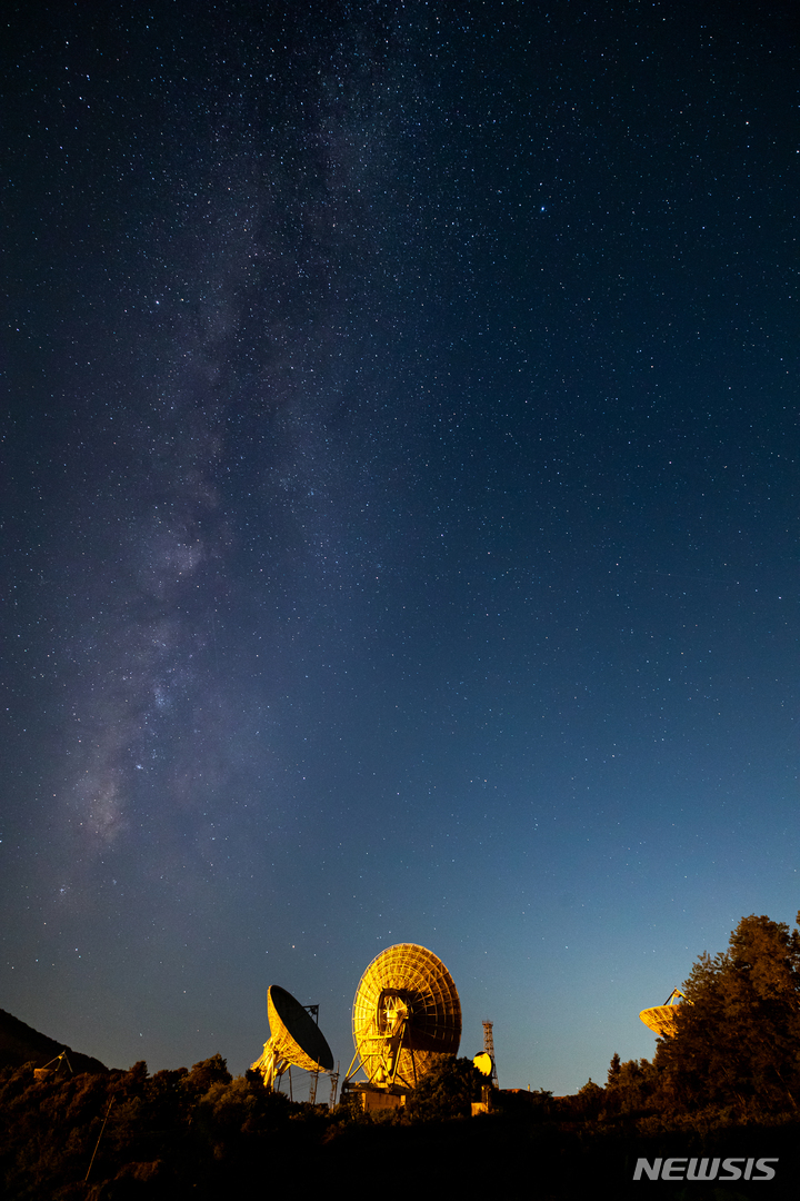 [보은=뉴시스] 정병혁 기자 = 5월 27일 충북 보은군에 위치한 KT SAT 위성센터에 설치된 대형 안테나 위로 떠오르는 은하수. 2022.06.04. jhope@newsis.com
