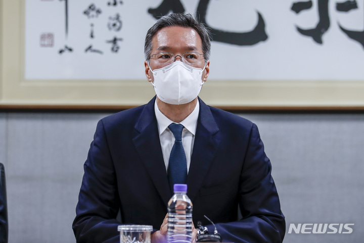 [서울=뉴시스] 정병혁 기자 = 윤석빈 크라운제과 대표이사가 3일 오전 서울 용산구 크라운제과에서 열린 임금피크제 운영사업장 현장방문 간담회에서 인사말을 하고 있다. 2022.06.03. jhope@newsis.com