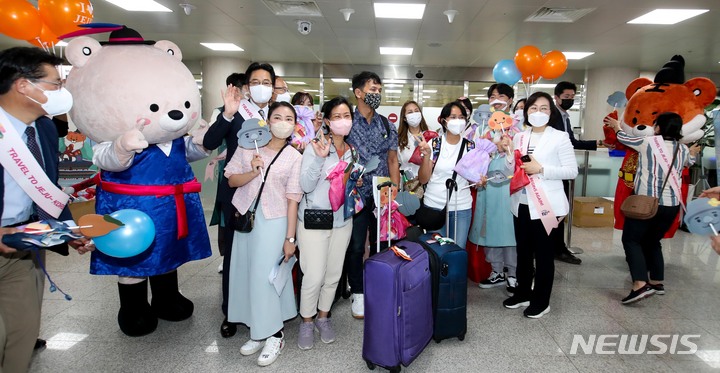 [제주=뉴시스] 우장호 기자 = 코로나19 펜데믹으로 중단된 제주국제공항 국제선 운항이 2년2개월여만에 재개됐다. 3일 오전 제주국제공항에 제주항공 전세기로 태국 방콕에서 출발한 외국인 관광객 178명이 들어오고 있다. 이들은 모두 접종 완료자로, 도착 후 유전자증폭(PCR) 검사를 받고 나흘간 일정으로 제주 도내 주요 관광지를 방문한다. 2022.06.03. woo1223@newsis.com