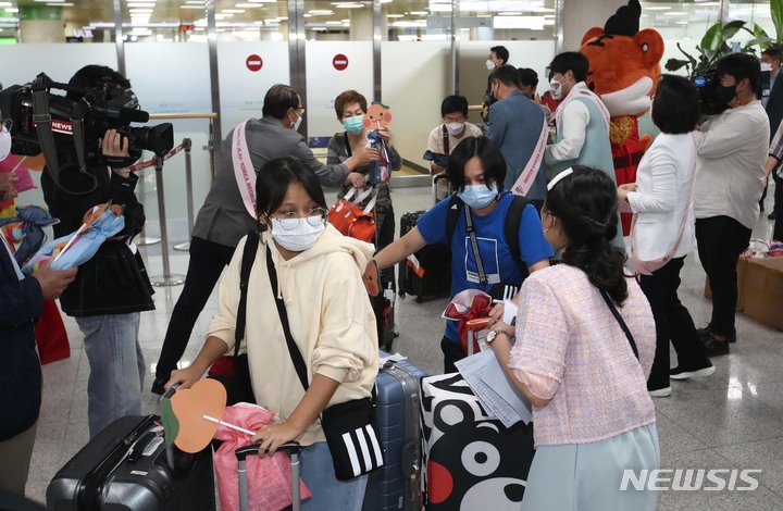 [제주=뉴시스] 우장호 기자 = 코로나19 펜데믹으로 중단된 제주국제공항 국제선 운항이 2년2개월여만에 재개됐다. 3일 오전 제주국제공항에 제주항공 전세기로 태국 방콕에서 출발한 외국인 관광객들이 들어오고 있다. 이들은 모두 접종 완료자로, 도착 후 유전자증폭(PCR) 검사를 받고 나흘간 일정으로 제주 도내 주요 관광지를 방문한다. 2022.06.03. woo1223@newsis.com