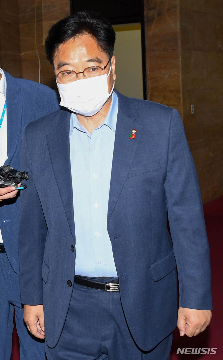 [서울=뉴시스] 김선웅 기자 = 우원식 더불어민주당 의원이 3일 오전 서울 여의도 국회에서 열린 민주당 중진의원 회동에 참석하고 있다. (공동취재사진) 2022.06.03. photo@newsis.com