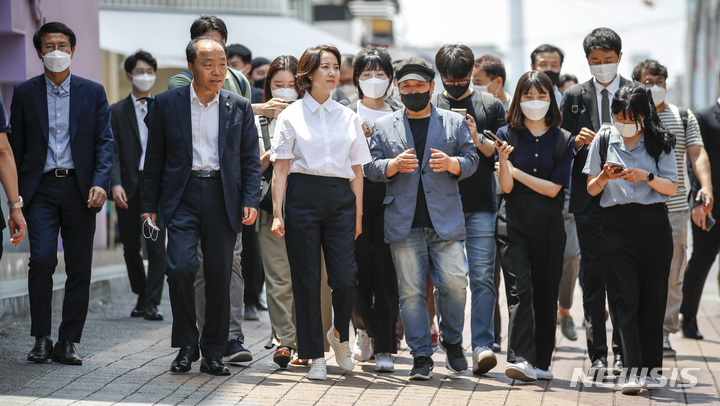 [서울=뉴시스] 정병혁 기자 = 이영 중소벤처기업부 장관이 3일 오후 손실보전금 집행 현장 점검을 위해 서울 마포구 홍대거리를 찾아 홍대거리 상인과 대화를 나누고 있다. 2022.06.03. jhope@newsis.com