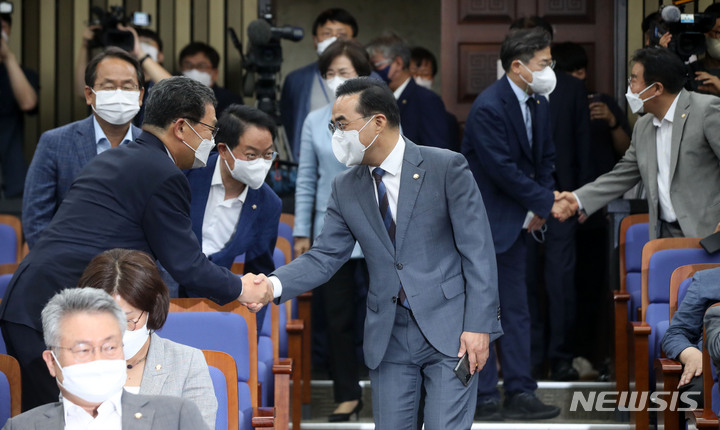 [서울=뉴시스] 김선웅 기자 = 박홍근 더불어민주당 당대표 직무대행 겸 원내대표가 3일 오후 서울 여의도 국회에서 열린 더불어민주당 당무위원-국회의원 연석회의에 참석하며 참석 의원들과 인사를 나누고 있다. 2022.06.03. mangusta@newsis.com