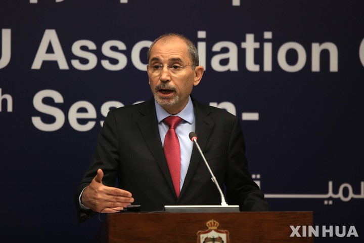 [ 암만( 요르단)=신화/뉴시스]&nbsp; 아이만 사파디 요르단 외교부장관이 6월 3일 유럽연합과의 투자유치 회의를 끝낸 뒤 공동기자회견을 하고 있다.&nbsp; 사파디 장관은 요르단이 수용하고 있는 팔레스타인 난민을 위해 유엔의 팔레스타인난민구호기구(UNRWA) 재정지원을 요구해왔다.&nbsp;&nbsp; 