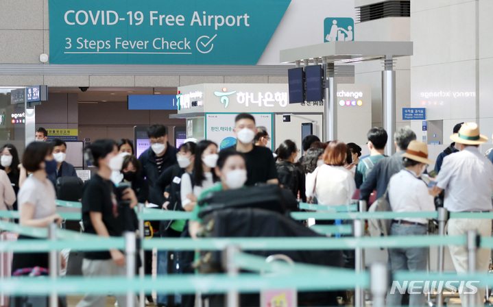 [인천공항=뉴시스] 김진아 기자 = 한덕수 국무총리는 오는 8일부터 인천공항 항공 규제를 전면 해제하고, 백신 미접종 해외 입국자의 격리 의무도 해제한다고 지난 3일 밝혔다. 접종력이나 내·외국인 여부에 관계없이 8일부터 모든 입국자는 격리하지 않아도 된다. 축소됐던 인천국제공항의 국제선 운항도 이달 8일부터 정상화된다.국토교통부는 지난 3일 코로나19 중앙재난안전대책본부회의에서 '국제선 조기 정상화'를 추진하기로 결정했다고 밝혔다. 이날 인천국제공항 제1터미널 출국장이 줄국객들로 붐비고 있다. 2022.06.05. bluesoda@newsis.com