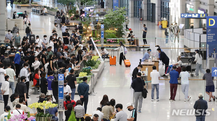 [인천공항=뉴시스] 김진아 기자 = 지난 3일 인천국제공항 제1터미널 입국장이 해외 입국자와 환영객으로 붐비고 있다.  2022.06.05. bluesoda@newsis.com