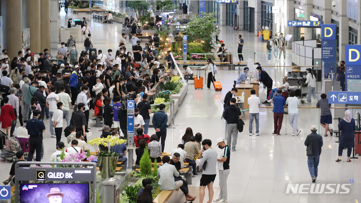 [인천공항=뉴시스] 김진아 기자 = 한덕수 국무총리는 오는 8일부터 인천공항 항공 규제를 전면 해제하고, 백신 미접종 해외 입국자의 격리 의무도 해제한다고 3일 밝혔다. 접종력이나 내·외국인 여부에 관계없이 8일부터 모든 입국자는 격리하지 않아도 된다. 축소됐던 인천국제공항의 국제선 운항도 이달 8일부터 정상화된다. 국토교통부는 3일 코로나19 중앙재난안전대책본부회의에서 '국제선 조기 정상화'를 추진하기로 결정했다고 밝혔다. 이날 인천국제공항 제1터미널 입국장이 해외 입국자와 환영객으로 붐비고 있다.  2022.06.03. bluesoda@newsis.com