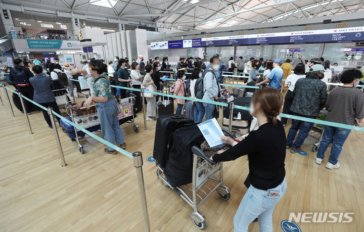 [인천공항=뉴시스]인천국제공항 제1터미널에서 출국객들이 탑승수속을 기다리는 모습. 2022.06.03. (뉴시스DB)
