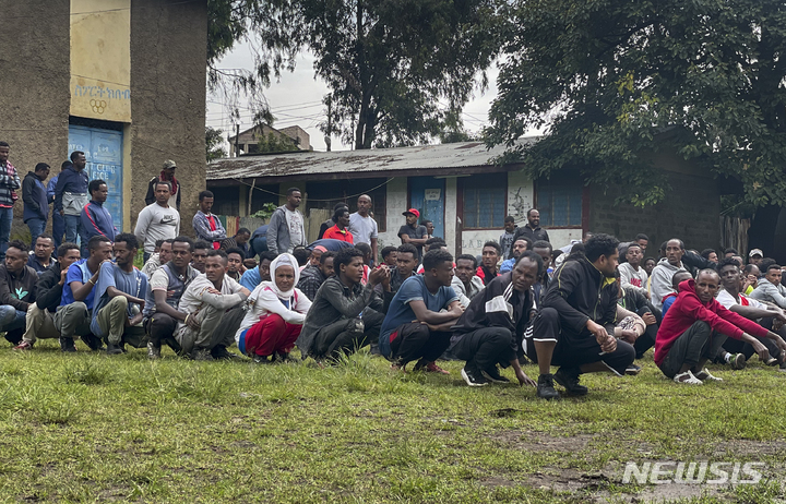 [암하라(에티오피아)=AP/뉴시스] 지난해 8월 에티오피아 북부 암하라 지역의 군 지원자들이 기초 훈련을 받고 있다. 2022.06.21
