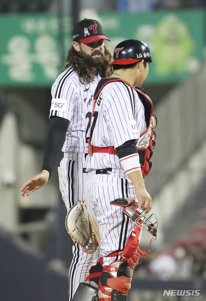 [서울=뉴시스] 김진아 기자 = 3일 오후 서울 송파구 잠실야구장에서 열린 프로야구 '2022 신한은행 SOL KBO리그' SSG 랜더스와 LG 트윈스의 경기 7회초 무사 만루 LG 켈리와 포수 유강남이 이야기를 하고 있다. 2022.06.03.&nbsp; bluesoda@newsis.com