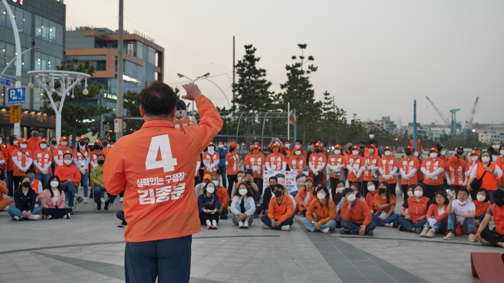 [울산=뉴시스] 박수지 기자 =진보당 김종훈 울산 동구청장 당선인이 선거유세를 통해 주민들에게 지지를 호소하고 있다. 2022.06.04. (사진=진보당 제공) photo@newsis.com  *재판매 및 DB 금지