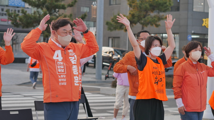 [울산=뉴시스] 박수지 기자 =진보당 김종훈 울산 동구청장 당선인이 선거유세를 통해 주민들에게 지지를 호소하고 있다. 2022.06.04. (사진=진보당 제공) photo@newsis.com  *재판매 및 DB 금지