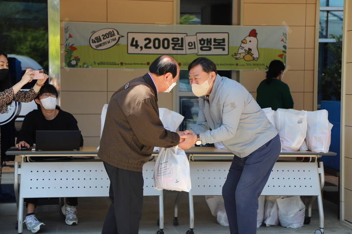 [울산=뉴시스] 박수지 기자 =진보당 김종훈 울산 동구청장 후보가 동구장애인복지관을 방문해 지역 장애인과 소통하고 있다. 2022.06.04. (사진=진보당 제공) photo@newsis.com  *재판매 및 DB 금지