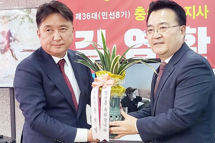 [청주=뉴시스] 천영준 기자 = 김영환 충북지사 당선자는 지난 3일 윤석열 대통령의 당선 축하난을 서승우 대통령비서실 자치행정비서관을 통해 전달받았다고 4일 밝혔다. (사진=김영환 당선자 캠프 제공) 2022.06.04. photo@newsis.com *재판매 및 DB 금지