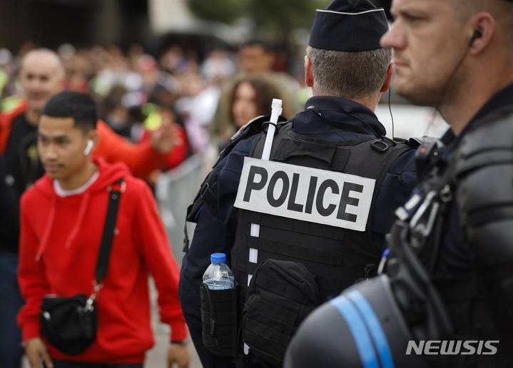 [생드니=AP/뉴시스] 지난 3일(현지시간) 프랑스 파리 인근 생드니에서 열린 유럽축구연맹(UEFA) 네이션스리그 축구 경기를 앞두고 프랑스 경찰들이 경비를 서고 있다. (자료사진)2022.06.09.