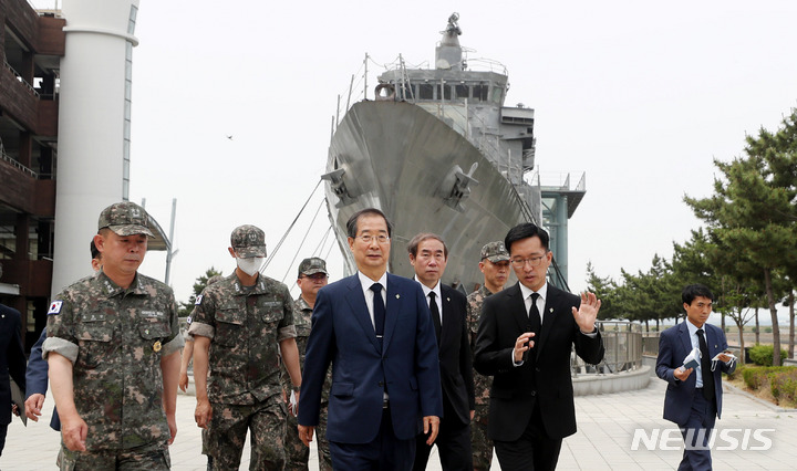 [평택=뉴시스] 추상철 기자 = 한덕수 국무총리가 4일 오전 경기 평택시 해군 2함대 내 천안함기념관으로 이동하고다. 2022.06.04. scchoo@newsis.com