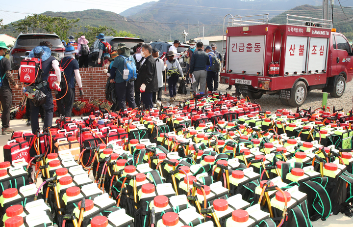 [밀양=뉴시스] 안지율 기자 = 경남 밀양시 각 읍면동 자원봉사 단체들이 4일 오전 밀양시 산불대책 통제 지휘소에서 잔불 정리를 위해 등짐 펌프를 지고 출발하고 있다. (사진=밀양시 제공) 2022.06.02. photo@newsis.com2022.06.04. alk9935@newsis.com