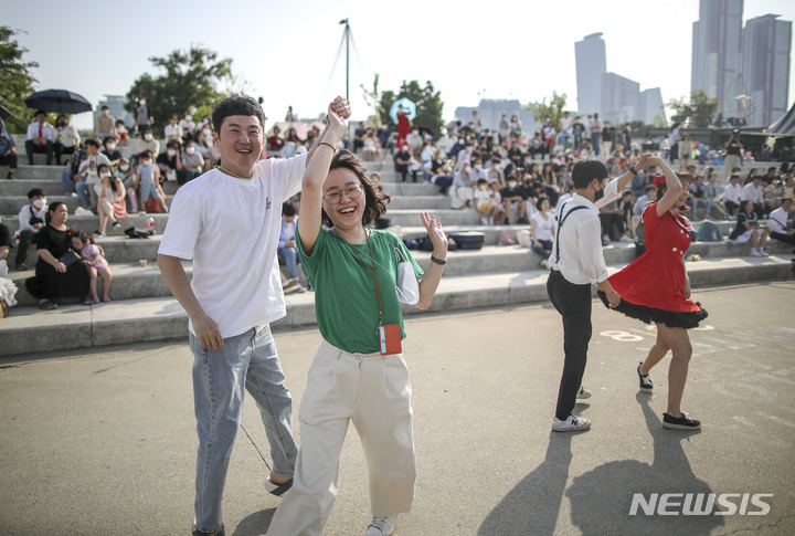 [서울=뉴시스] 정병혁 기자 = 4일 오후 서울 영등포구 여의도한강공원 이랜드크루즈광장에서 열린 2022 딴따라 스윙댄스 페스티벌에서 청년문화예술단체 딴따라댄스홀 회원들이 스윙댄스 공연을 하고 있다. 2022.06.04. jhope@newsis.com