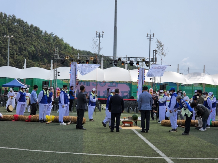 [울진=뉴시스] 이바름 기자 = 지난 3일부터 이틀간 경북 울진군 평해읍 평해생활체육공원에서 개최된 '제36회 평해 남대천 단오제'.(사진=울진군청 제공) 2022.06.05. photo@newsis.com *재판매 및 DB 금지