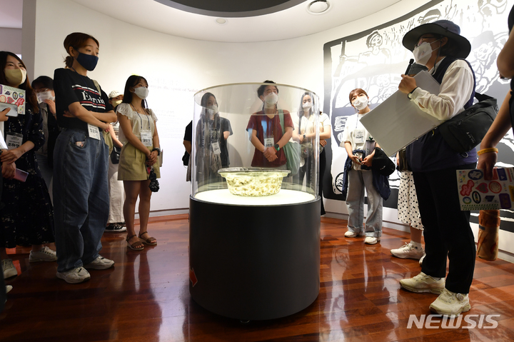 [광주=뉴시스] 이영주 기자 = 5일 오전 광주 동구 5·18민주화운동기록관에서 5·18기념재단의 '오월학교' 연수가 진행중인 가운데 참여한 경기도 지역 교사들이 1980년 5월 당시 광주 시민들에게 주먹밥을 만들어줄 때 쓰였던 양푼을 보고 있다. 2022.06.05. leeyj2578@newsis.com