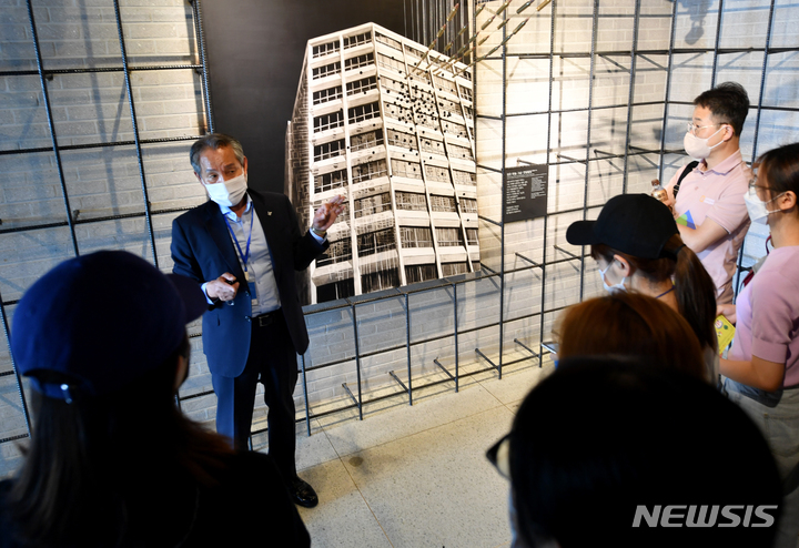 [광주=뉴시스] 이영주 기자 = 5일 오전 광주 동구 전일빌딩245에서 5·18기념재단의 '오월학교' 연수에 참여한 경기도 지역 교사들이 해설사의 해설을 듣고 있다. 2022.06.05 leeyj2578@newsis.com