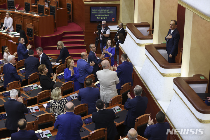 알바니아국회, 새 대통령 선출.. 합참의장 출신 베가이장군