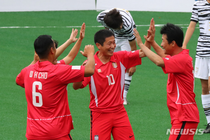 [서울=뉴시스] 배훈식 기자 = 5일 오후 서울 마포구 서울월드컵경기장 보조경기장에서 열린 2002 월드컵 20주년 기념 레전드 올스타전, 골든 에이지 U-14와의 경기에서 전반전 동점골을 터뜨린 이을용과 선수들이 기뻐하고 있다. 2022.06.05. dahora83@newsis.com