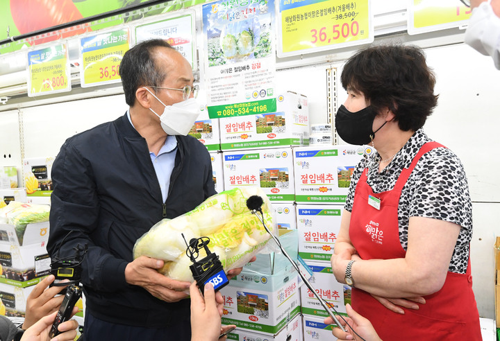【서울=뉴시스】최동준 기자 = 추경호 경제부총리 겸 기획재정부 장관이 5일 서울 도봉구 농협 하나로마트를 방문해 생활물가 동향을 점검하고 있다. 2022.06.05. (사진=기획재정부 제공) photo@newsis.com *재판매 및 DB 금지