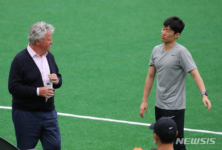 [서울=뉴시스] 배훈식 기자 = 5일 오후 서울 마포구 서울월드컵경기장 보조경기장에서 열린 2002 월드컵 20주년 기념 레전드 올스타전, 골든 에이지 U-14와의 경기에서 전반전이 끝난 뒤 히딩크 감독과 박지성이 대화하고 있다. 2022.06.05. dahora83@newsis.com