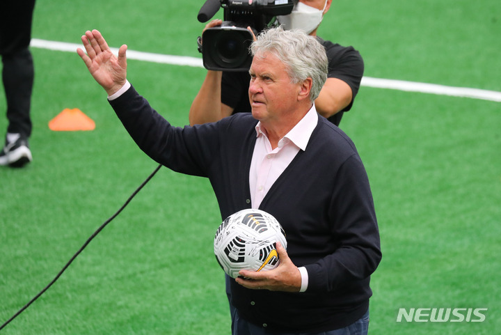 [서울=뉴시스] 배훈식 기자 = 5일 오후 서울 마포구 서울월드컵경기장 보조경기장에서 열린 2002 월드컵 20주년 기념 레전드 올스타전, 골든 에이지 U-14와의 경기에서 전반전이 끝난 뒤 히딩크 감독이 관중들에게 손 키스를 날리고 있다. 2022.06.05. dahora83@newsis.com
