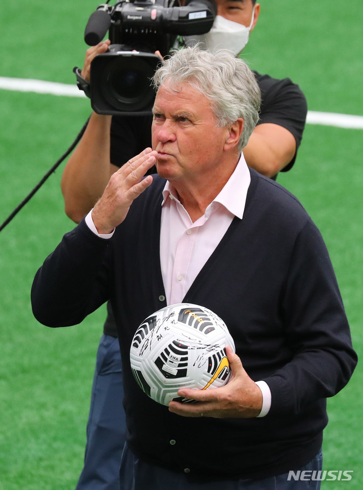 [서울=뉴시스] 배훈식 기자 = 5일 오후 서울 마포구 서울월드컵경기장 보조경기장에서 열린 2002 월드컵 20주년 기념 레전드 올스타전, 골든 에이지 U-14와의 경기에서 전반전이 끝난 뒤 히딩크 감독이 관중들에게 손 키스를 날리고 있다. 2022.06.05. dahora83@newsis.com