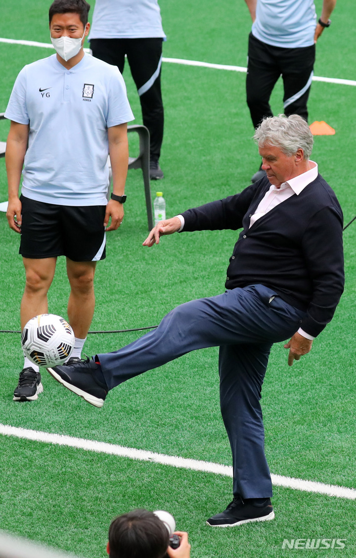 [서울=뉴시스] 배훈식 기자 = 5일 오후 서울 마포구 서울월드컵경기장 보조경기장에서 열린 2002 월드컵 20주년 기념 레전드 올스타전, 골든 에이지 U-14와의 경기에서 전반전이 끝난 뒤 히딩크 감독이 기념공을 관중들에게 차 주고 있다. 2022.06.05. dahora83@newsis.com