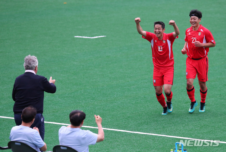 [서울=뉴시스] 배훈식 기자 = 5일 오후 서울 마포구 서울월드컵경기장 보조경기장에서 열린 2002 월드컵 20주년 기념 레전드 올스타전, 골든 에이지 U-14와의 경기에서 후반전 역전골을 터뜨린 이영표가 송종국과 함께 히딩크 감독에게 달려가고 있다. 2022.06.05. dahora83@newsis.com