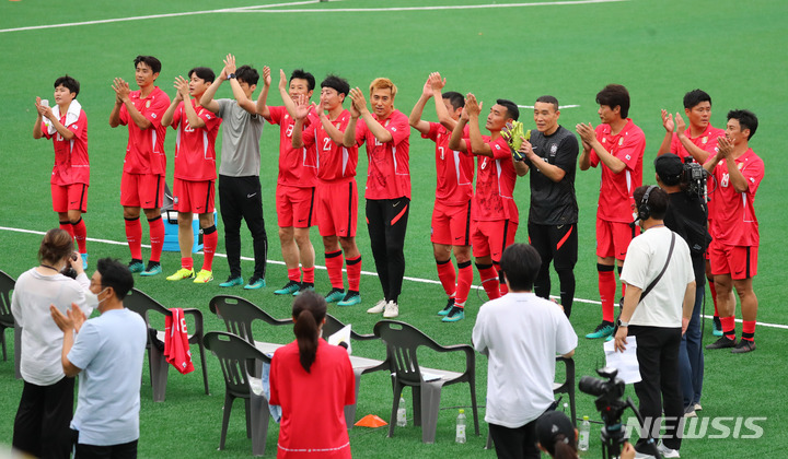 [서울=뉴시스] 배훈식 기자 = 5일 오후 서울 마포구 서울월드컵경기장 보조경기장에서 열린 2002 월드컵 20주년 기념 레전드 올스타전, 골든 에이지 U-14와의 경기가 끝난 뒤 레전드 선수들이 관중들에게 박수를 보내고 있다. 2022.06.05. dahora83@newsis.com