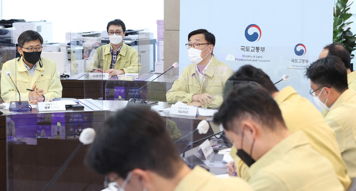 [서울=뉴시스] 홍찬선 기자 = 어명소 국토교통부 2차관은 6일 오후 정부세종청사 국가교통정보센터 상황실에서 국토부, 해양수산부, 경찰청 등 9개 기관이 참여한 비상수송대책 점검 회의에서 모두발언을 하고 있다. (사진=국토교통부 제공) 2022.06.06.photo@newsis.com *재판매 및 DB 금지