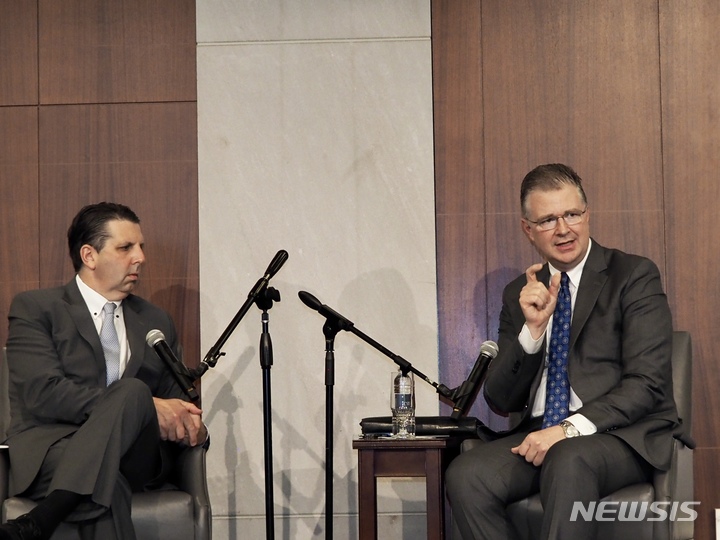 [워싱턴=뉴시스]대니얼 크리튼브링크 미국 국무부 동아시아·태평양 담당 차관보(오른쪽)가 6일(현지시간) 전략국제문제연구소(CSIS) 세미나에서 발언하고 있다. 왼쪽은 마크 리퍼트 전 주한 미국대사. (사진=워싱턴 공동취재단) 2022.06.06.