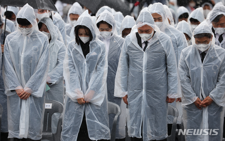 [서울=뉴시스] 전신 기자 = 윤석열 대통령과 부인 김건희 여사가 6일 서울 동작구 국립서울현충원에서 열린 제67회 현충일 추념식에서 추모묵념하고 있다. (대통령실통신사진기자단). 2022.06.06. photo1006@newsis.com