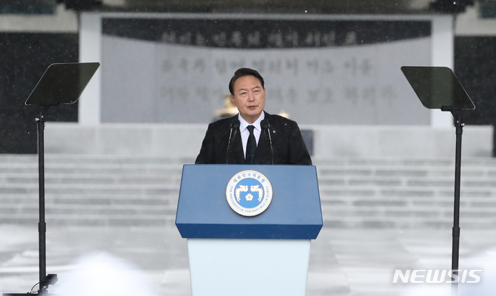 [서울=뉴시스] 전신 기자 = 윤석열 대통령이 6일 서울 동작구 국립서울현충원에서 열린 제67회 현충일 추념식에서 추념사하고 있다. 2022.06.06. photo1006@newsis.com