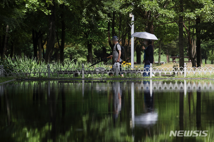 [서울=뉴시스] 조성우 기자 = 전국 대부분 지방에 비가 내린 지난 6일 오전 서울 성동구 서울숲에서 우산을 쓴 시민들이 산책을 하고 있다. 2022.06.06. xconfind@newsis.com