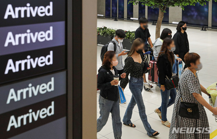 [서울=뉴시스] 권창회 기자 = 현충일이자 휴일 마지막날인 지난 6일 오전 서울 강서구 김포공항 국내선 청사에서 시민들이 입국장을 나서고 있다. 2022.06.06. kch0523@newsis.com